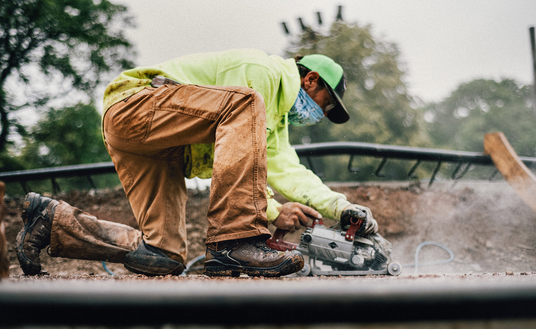 Men's Targhee IV Waterproof Work Boot (Carbon Toe) | Dark Earth/Black - Image 7